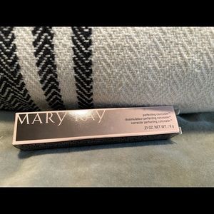 Mary Kay Perfecting Concealer - Ivory